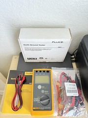 FLUKE 1621 EARTH GROUND TESTER W/LEADS & ACCESSORIES (FREE SHIPPING) TESTED