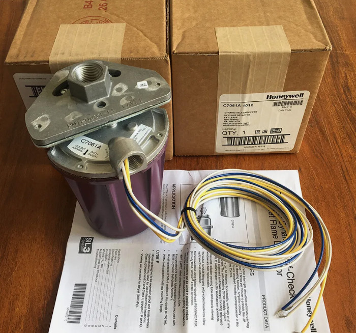 1pc New C7061A1012 UV Flame Detector C7061A 1012