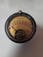 VINTAGE JEWELL GOLD FACE VOLT GAUGE PATTERN NO. 135