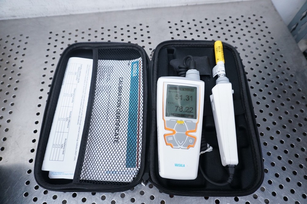 Vaisala HM40 Humicap Hand-Held Humidity and Temperature Meter HMP113 probe