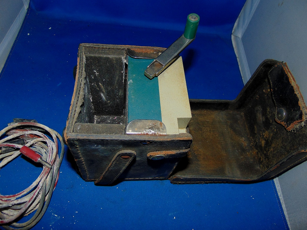 VINTAGE MEGGER HAND CRANK BIDDLE INSULATOR and TESTER-MADE IN ENGLAND with CASE